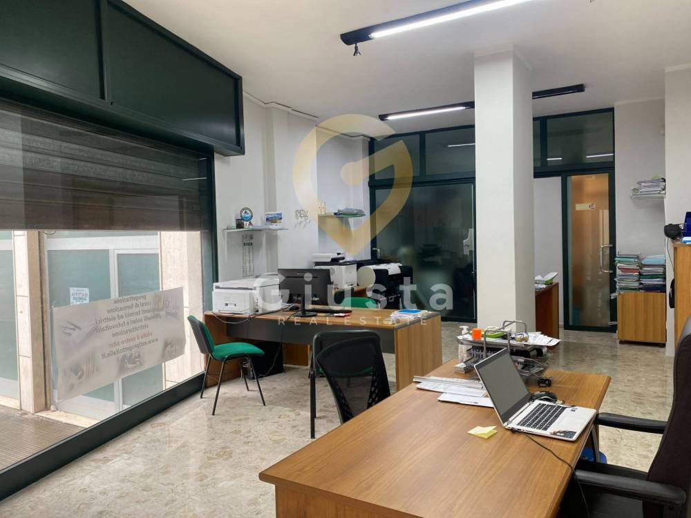 locale commerciale in vendita a Brindisi in zona Centro Città