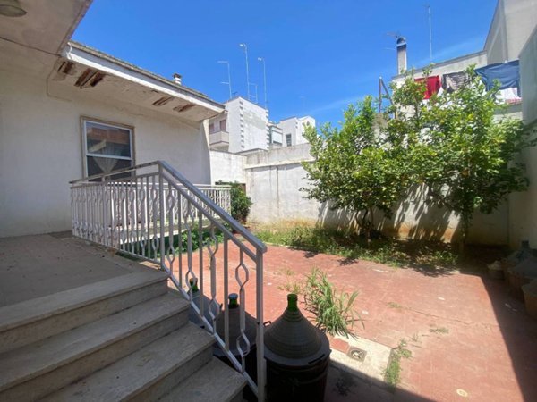 casa indipendente in vendita a Brindisi in zona Cappuccini