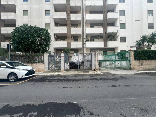 locale commerciale in vendita a Brindisi in zona Commenda