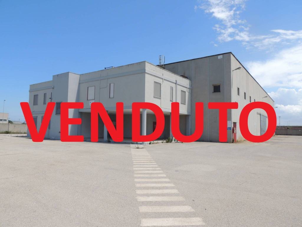 locale commerciale in vendita a Brindisi in zona Perrino