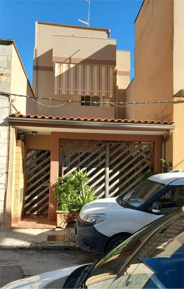 casa indipendente in vendita a Brindisi in zona Commenda