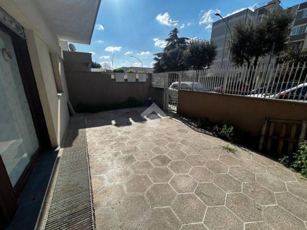 locale commerciale in vendita a Brindisi in zona Bozzano