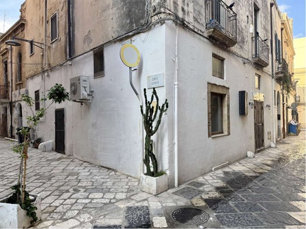locale commerciale in vendita a Brindisi in zona Centro Città