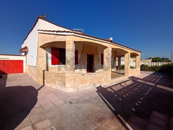 casa indipendente in vendita a Brindisi in zona Paradiso