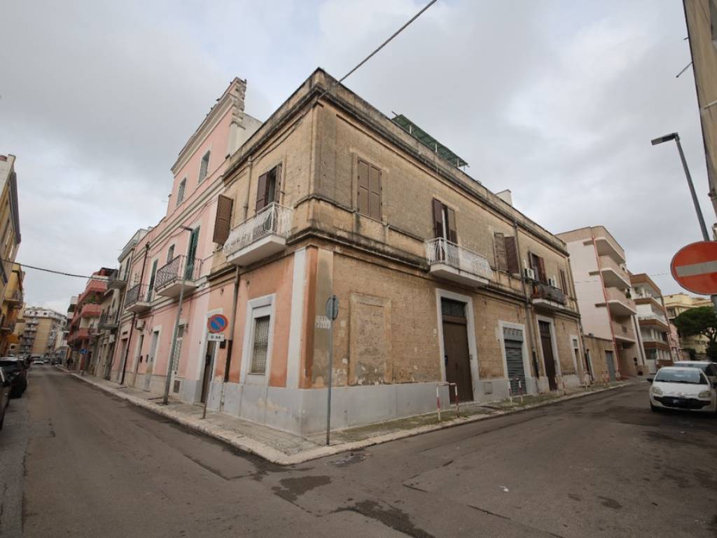 intera palazzina in vendita a Brindisi in zona Cappuccini
