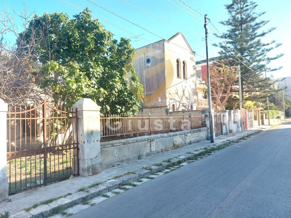 casa indipendente in vendita a Brindisi in zona Centro Città