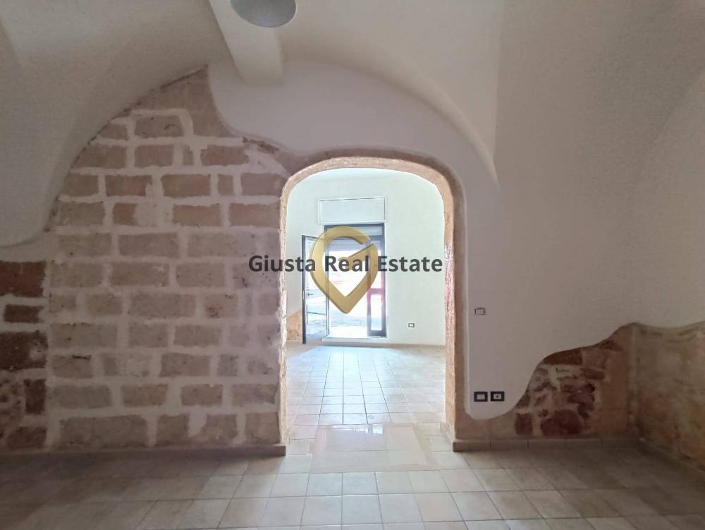 locale commerciale in vendita a Brindisi in zona Centro Città