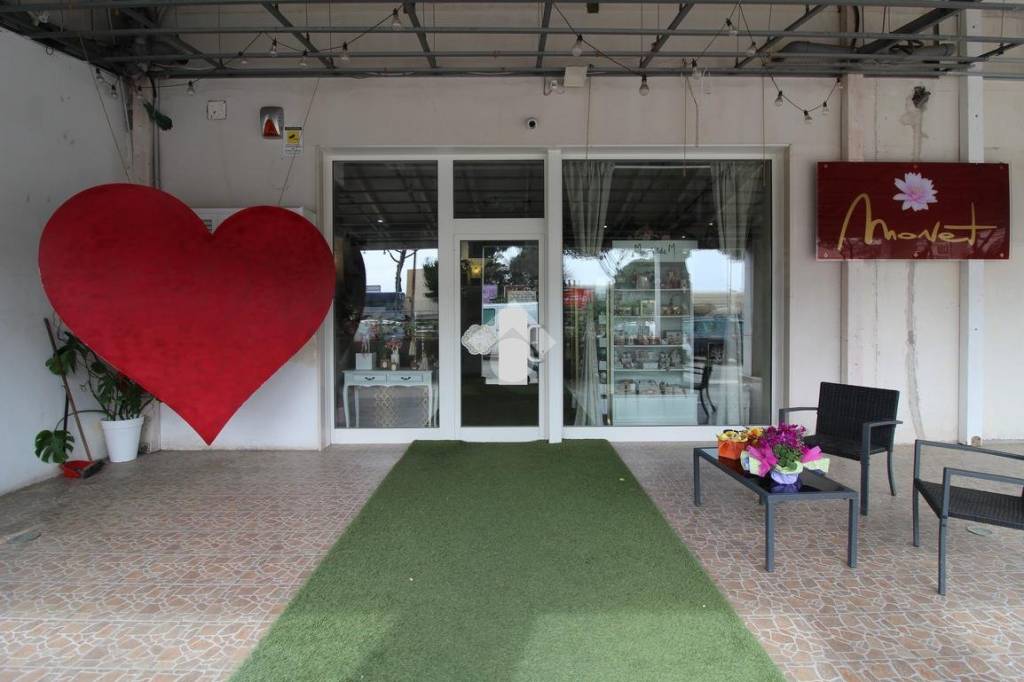 locale commerciale in vendita a Brindisi in zona Commenda
