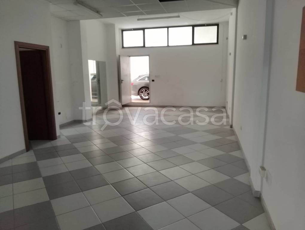 negozio in vendita a Brindisi in zona Centro Città