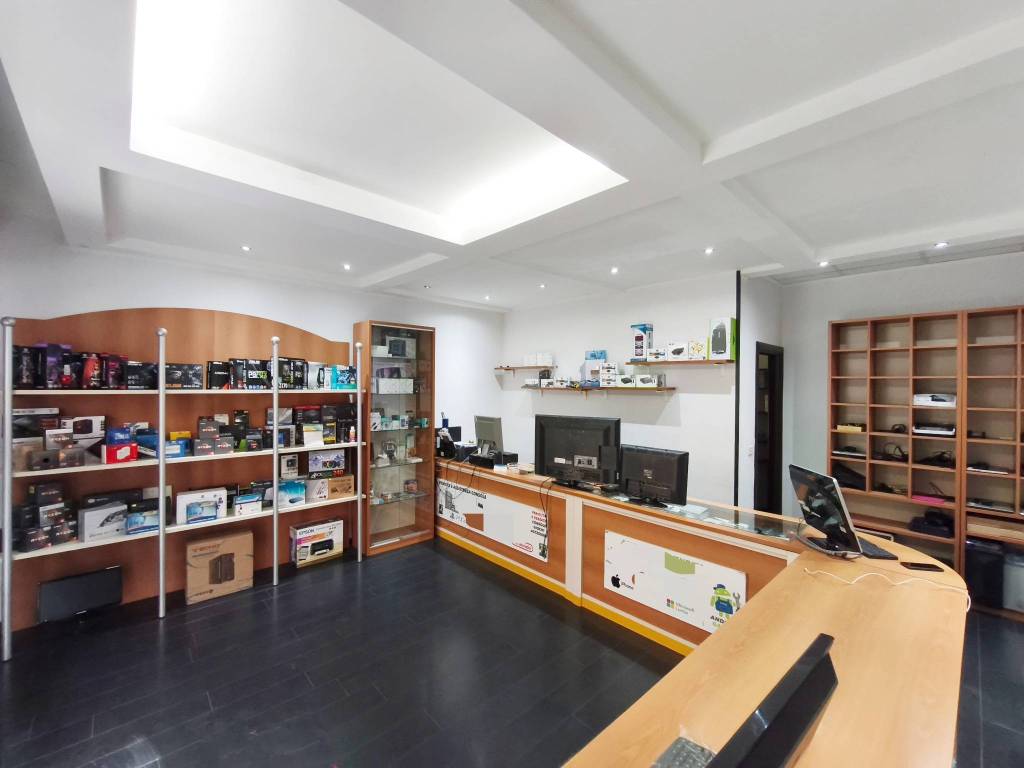 negozio in vendita a Brindisi in zona Commenda