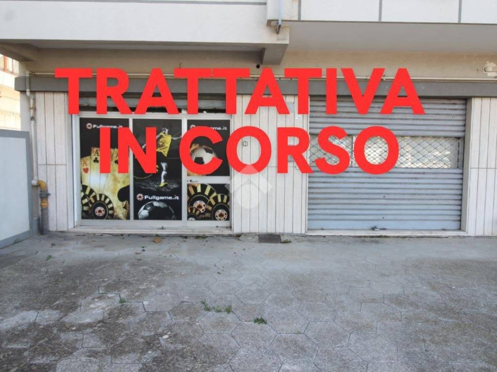 locale commerciale in vendita a Brindisi in zona Bozzano