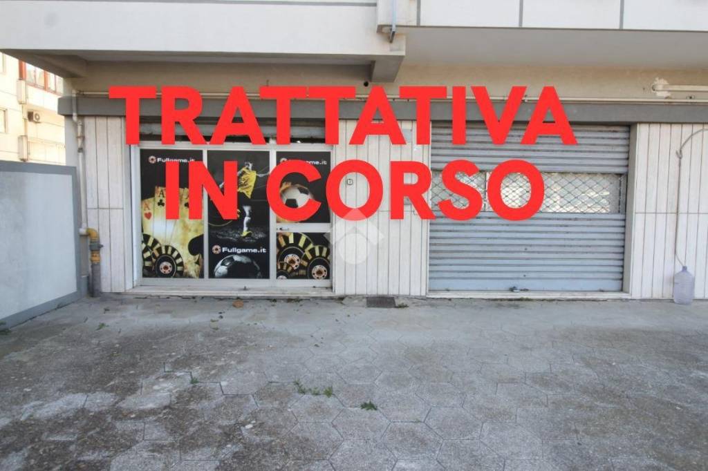 locale commerciale in vendita a Brindisi in zona Bozzano
