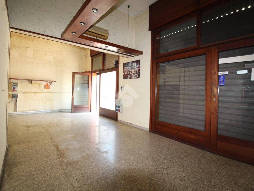 locale commerciale in vendita a Brindisi in zona Sant'Angelo