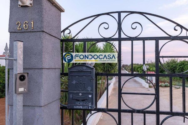 casa indipendente in vendita a Brindisi in zona Centro Città