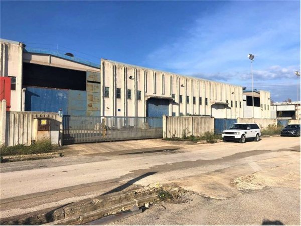 locale commerciale in vendita a Brindisi in zona Perrino