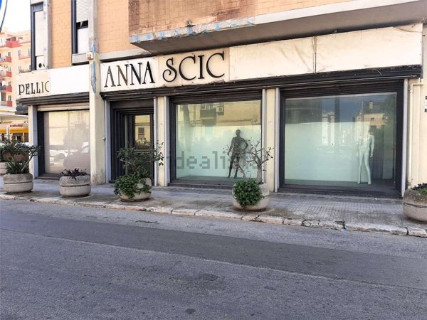 locale commerciale in vendita a Brindisi in zona Commenda