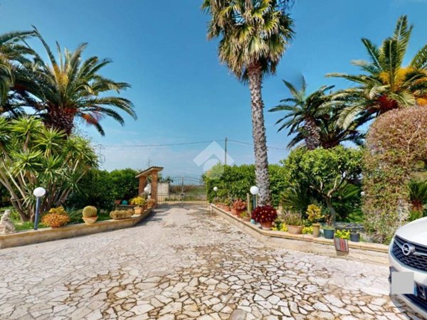 casa indipendente in vendita a Brindisi in zona La Rosa