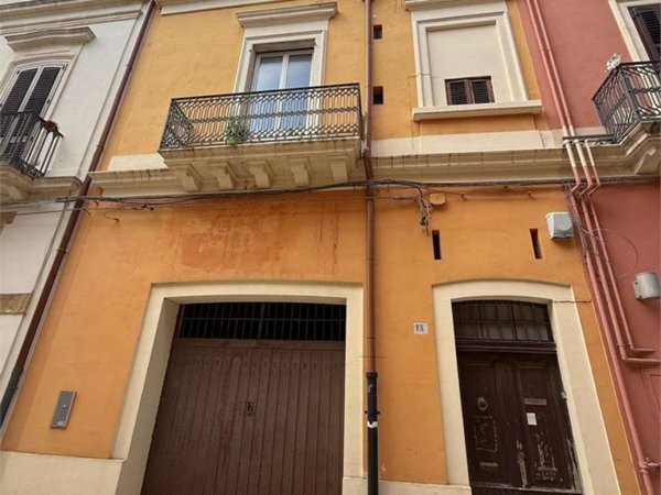 intera palazzina in vendita a Brindisi in zona Centro Città
