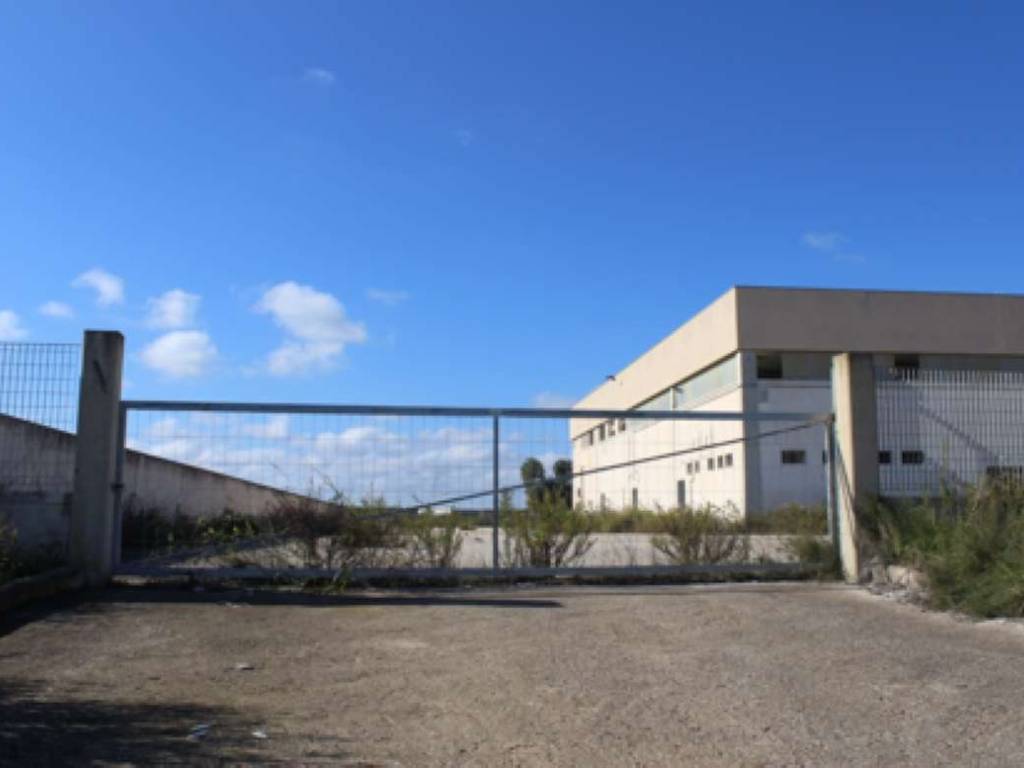 locale commerciale in vendita a Brindisi in zona Perrino