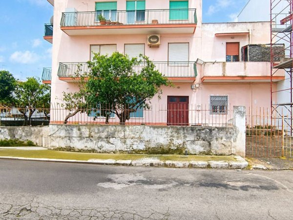intera palazzina in vendita a Brindisi in zona Sant'Angelo