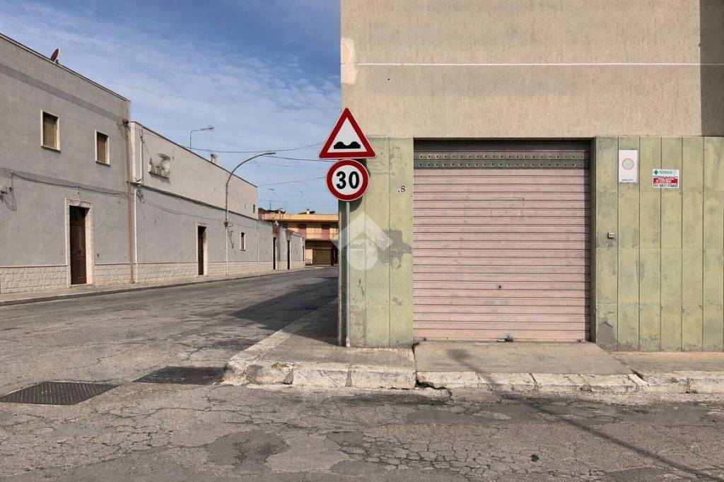 negozio in vendita a Brindisi in zona Commenda