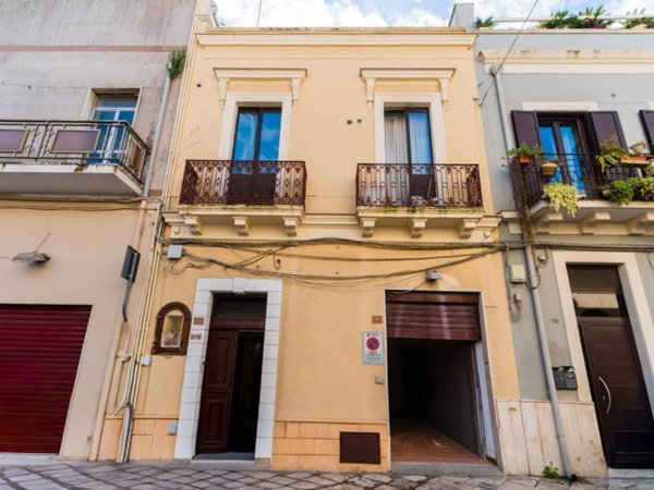 intera palazzina in vendita a Brindisi in zona Centro Città