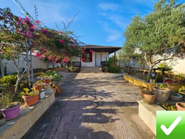 casa indipendente in vendita a Brindisi in zona Commenda