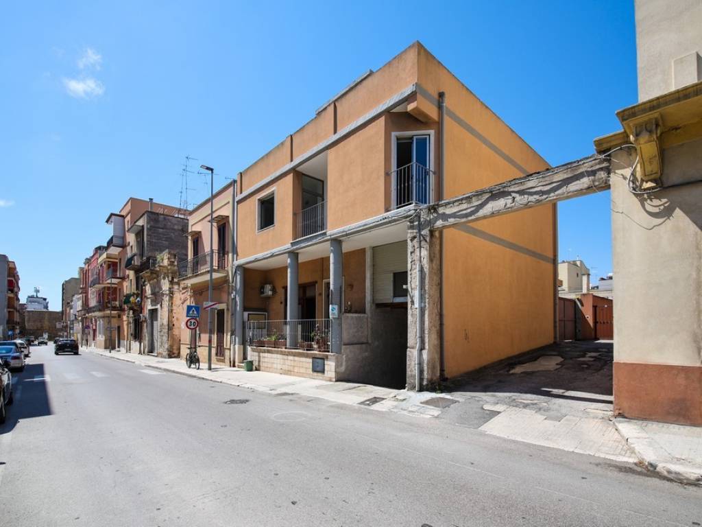 intera palazzina in vendita a Brindisi in zona Centro Città