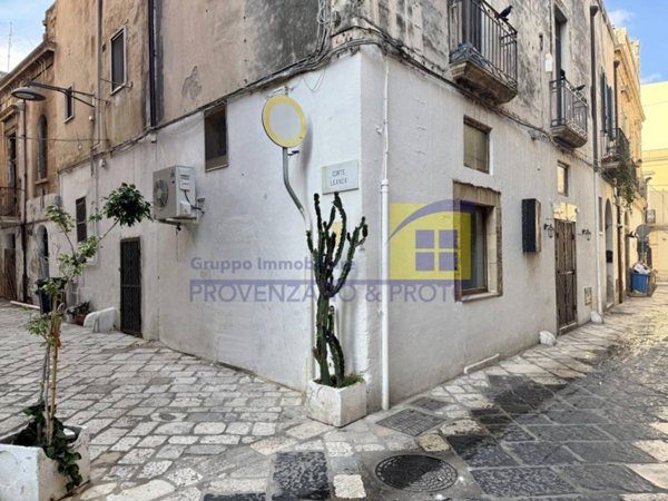 locale commerciale in vendita a Brindisi in zona Centro Città