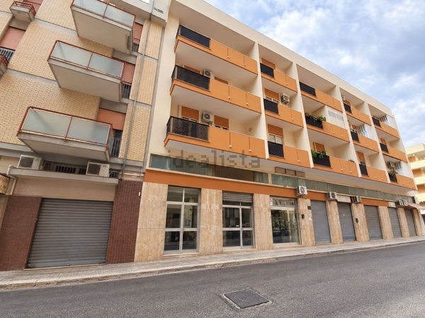 locale commerciale in vendita a Brindisi in zona Commenda
