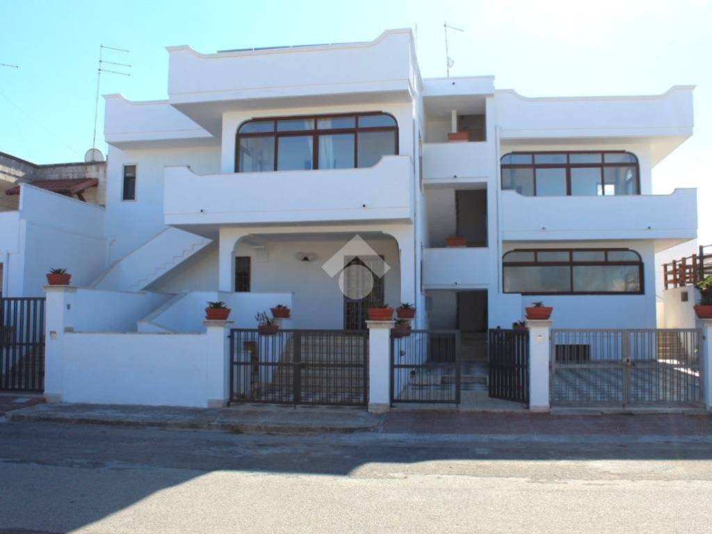 intera palazzina in vendita a Carovigno in zona Torre Santa Sabina