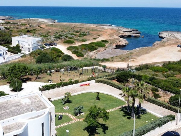 villa in vendita a Carovigno in zona Torre Santa Sabina