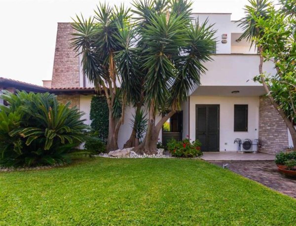 intera palazzina in vendita a Carovigno in zona Serranova