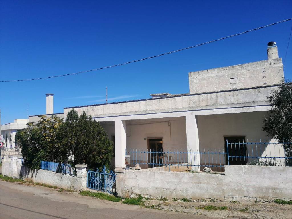 casa indipendente in vendita a Cisternino in zona Caranna