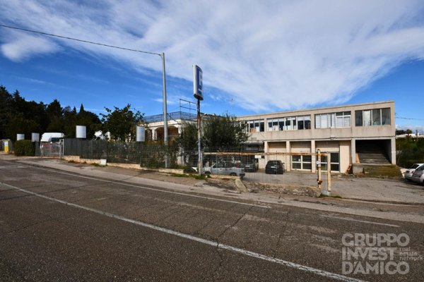 locale commerciale in vendita a Cisternino