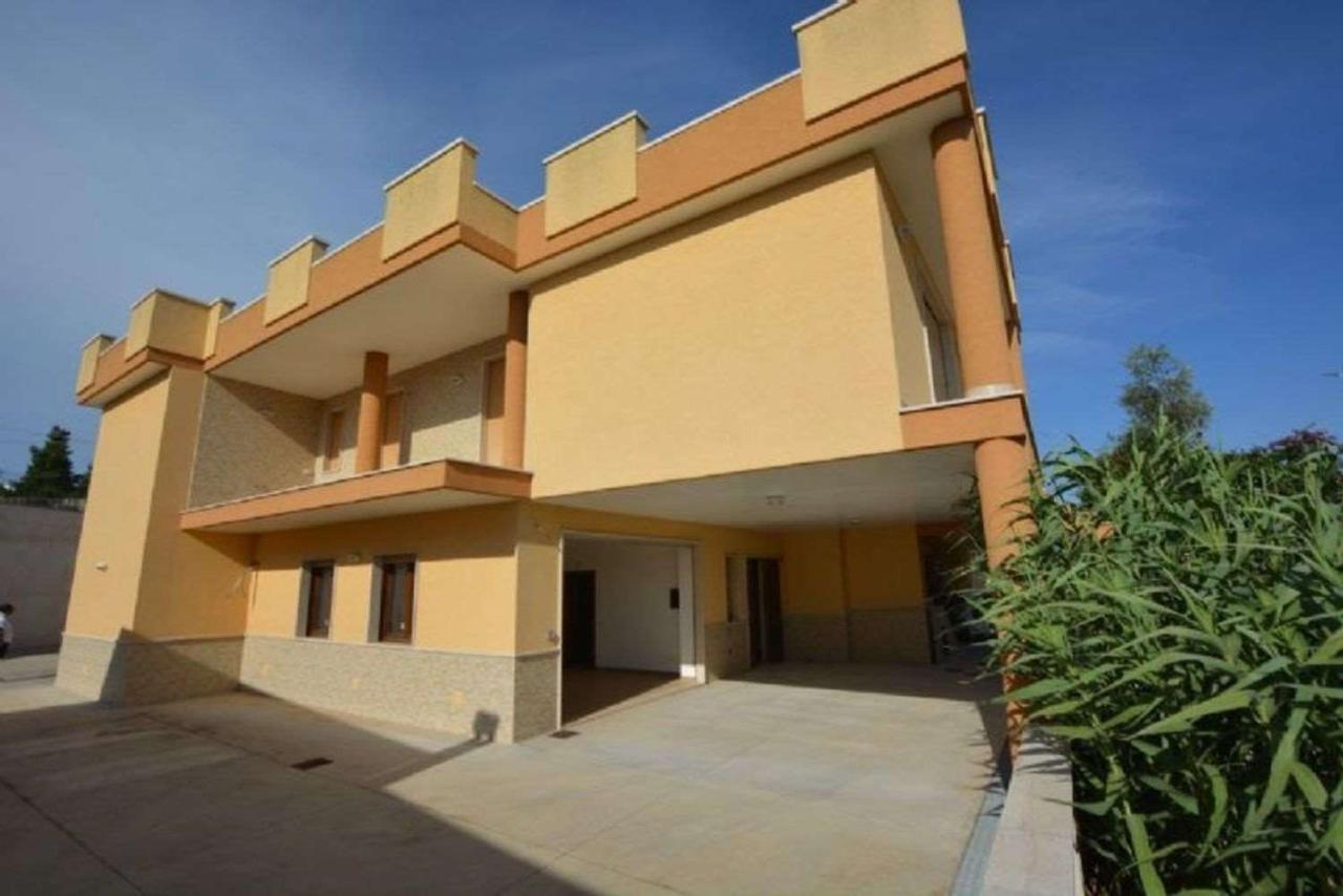 casa indipendente in vendita a Cisternino in zona Caranna