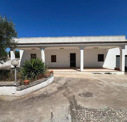 casa indipendente in vendita a Cisternino