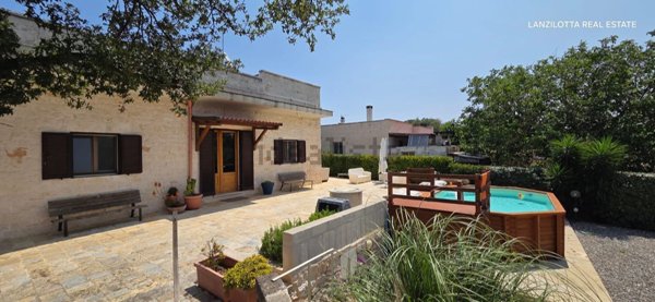 casa indipendente in vendita a Cisternino in zona Casalini