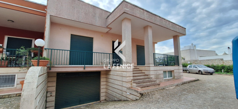 casa indipendente in vendita a Cisternino in zona Caranna