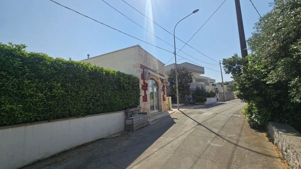 locale commerciale in vendita a Cisternino