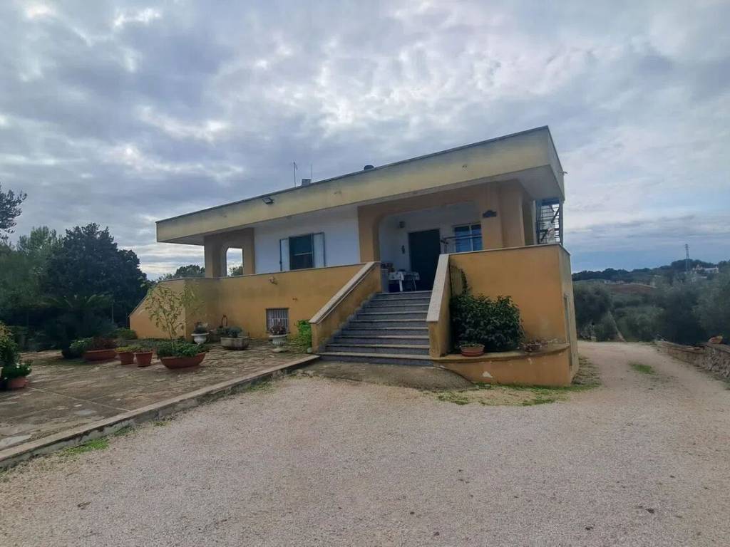 casa indipendente in vendita a Cisternino