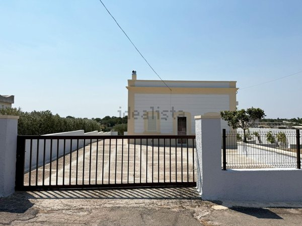 casa indipendente in vendita a Cisternino in zona Caranna