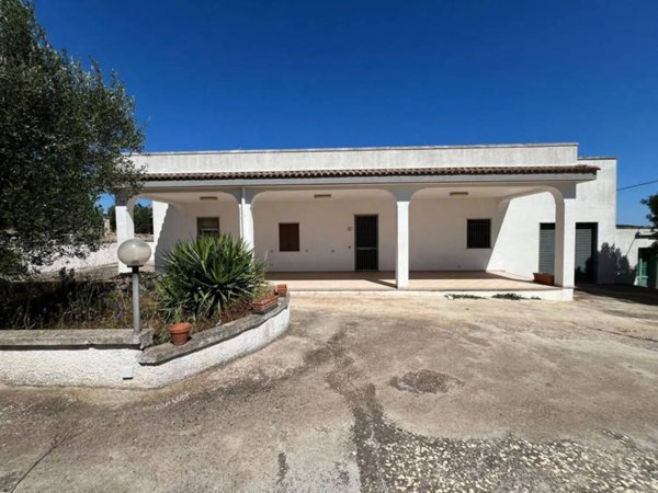 casa indipendente in vendita a Cisternino in zona Casalini