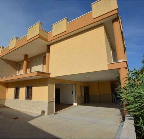 casa indipendente in vendita a Cisternino in zona Caranna