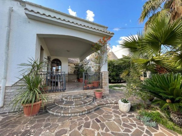casa indipendente in vendita a Cisternino in zona Casalini