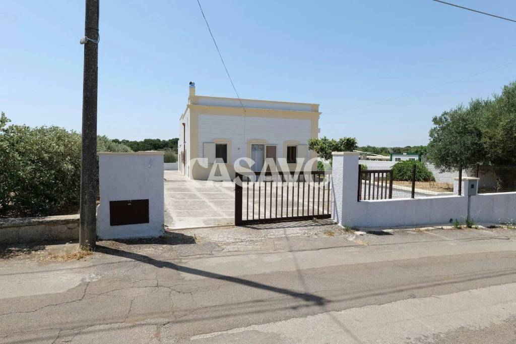 casa indipendente in vendita a Cisternino in zona Caranna