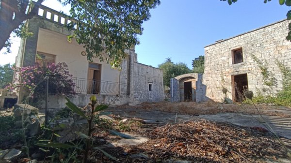 casa indipendente in vendita a Cisternino in zona Caranna
