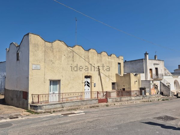 casa indipendente in vendita a Cisternino in zona Caranna