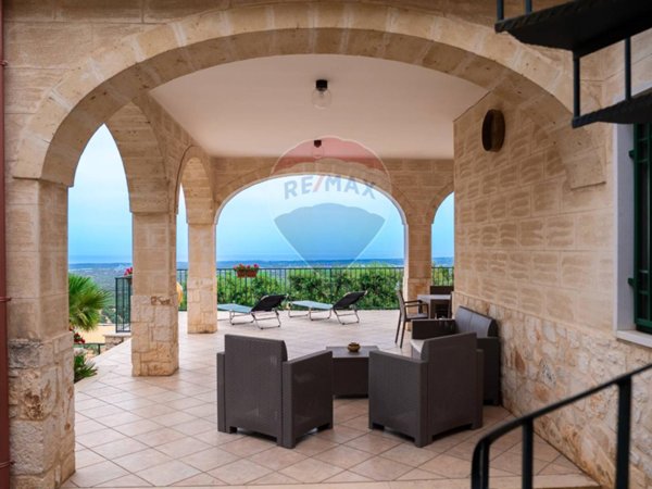 casa indipendente in vendita a Fasano