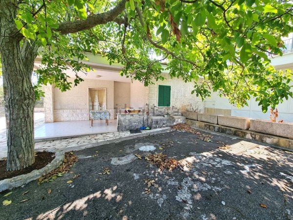 casa indipendente in vendita a Fasano in zona Savelletri